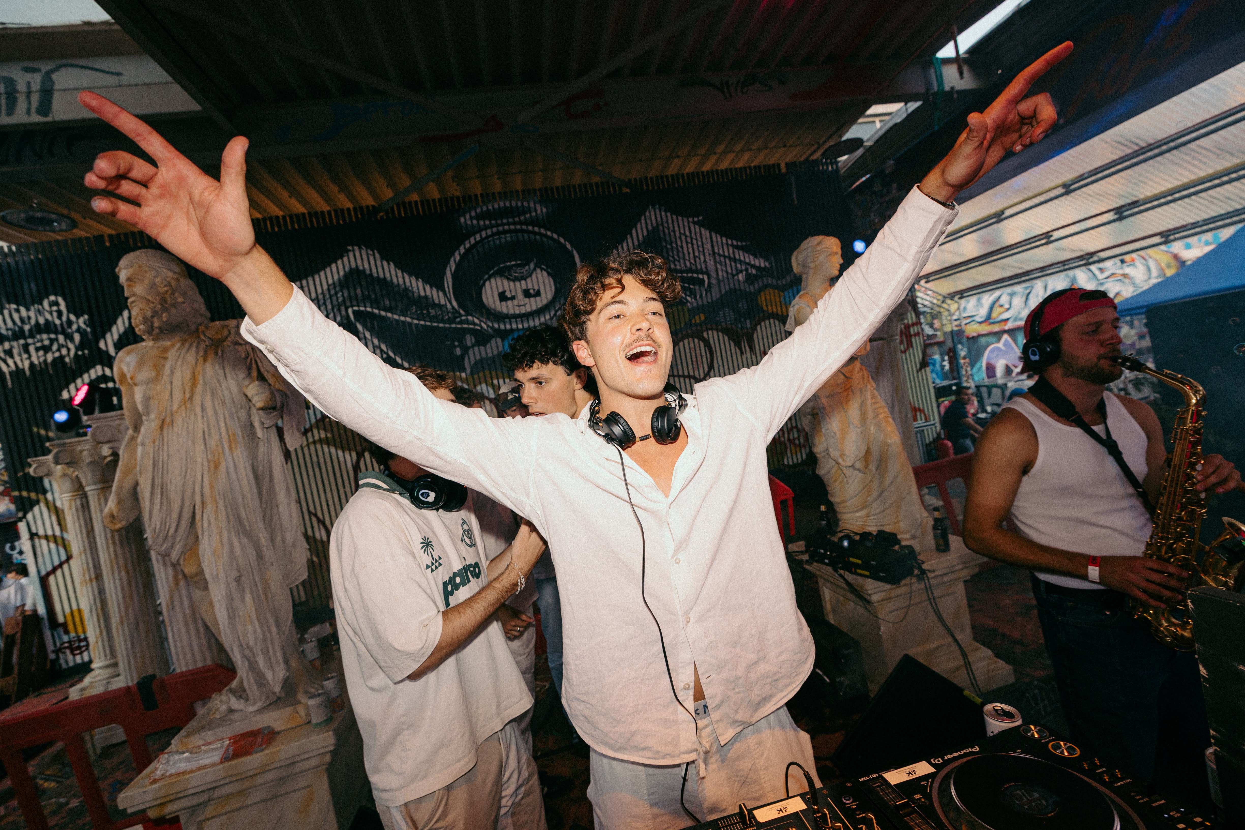 DJMorris fotohandenomhoog